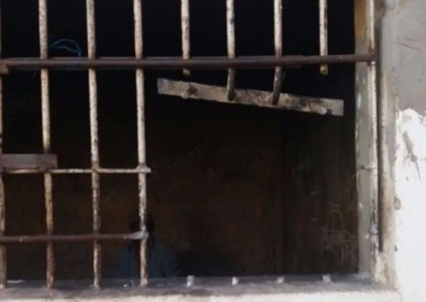 Presos fogem de delegacia após serrarem grades mas um deles prefere ficar