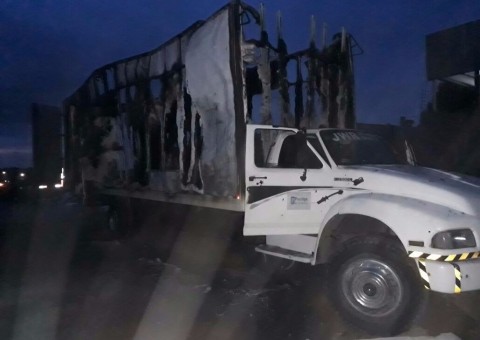 Caminhão pega fogo e deixa moradores assustados em rua de Manaus