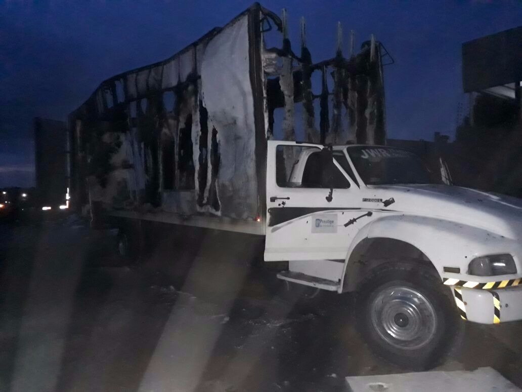 Caminhão pega fogo e deixa moradores assustados em rua de Manaus