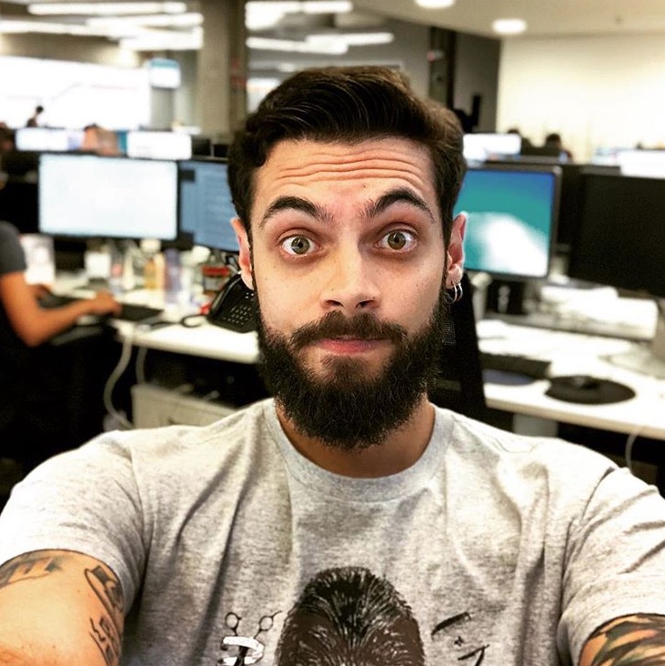 Repórter do G1 em 1 Minuto 'bate boca' com internauta após ser criticado