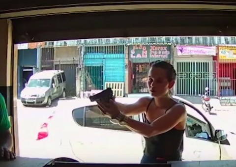 Novinha toca terror durante assalto a loja de celulares