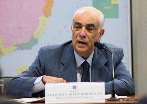 Ex-ministro Antônio Carlos Rodrigues se entrega à PF em Brasília