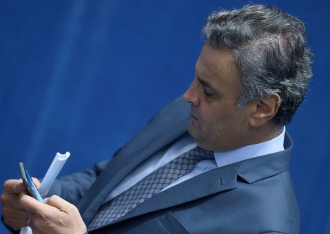 PF suspeita que Aécio usou celulares registrados em nome de 'laranjas'