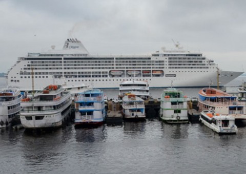 Vindo de Miami, cruzeiro com mais de mil turistas atraca em Manaus