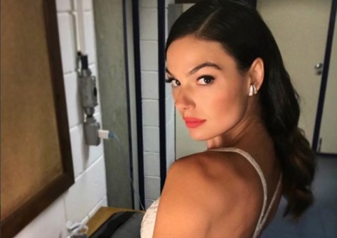 Com decote ao limite, Isis Valverde dá surra de beleza em selfie bafônica 