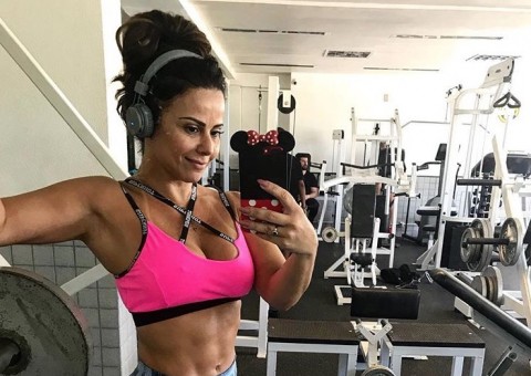 Viviane Araújo faz fila andar e engata namoro com ator