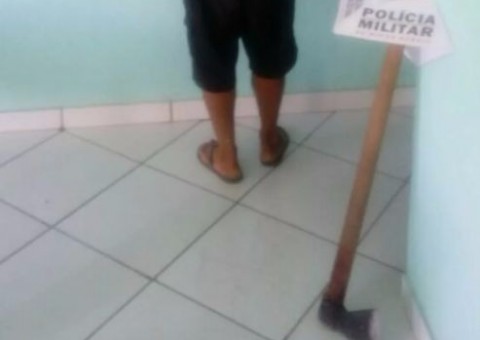 Filho mata pai idoso a machadadas e diz que sofria humilhações em casa