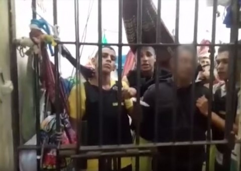 Líderes de rebelião em delegacia são transferidos para Manaus após controle do motim