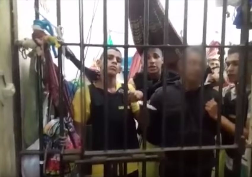 Líderes de rebelião em delegacia são transferidos para Manaus após controle do motim