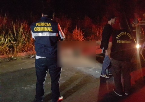 Corpo de homem é encontrado ao lado de bilhete em avenida de Manaus
