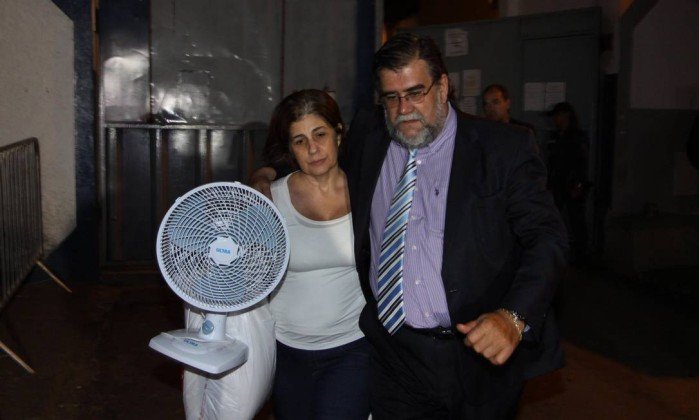 Rosinha Garotinho deixa a penitenciária de Benfica