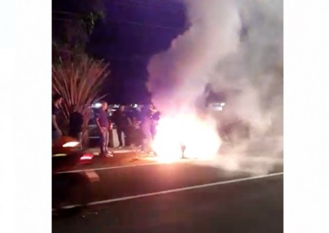 Em Manaus, motocicleta pega fogo após colidir com carro na Ponta Negra