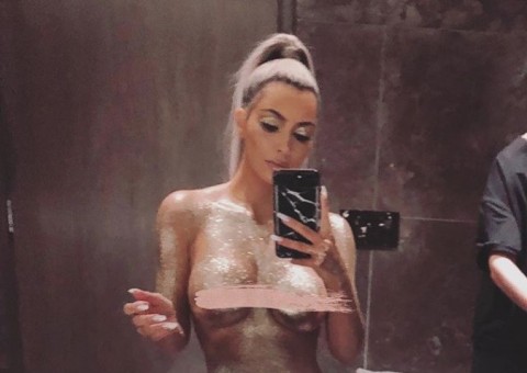 Kim Kardashian posta foto de nu frontal e ostenta curvas