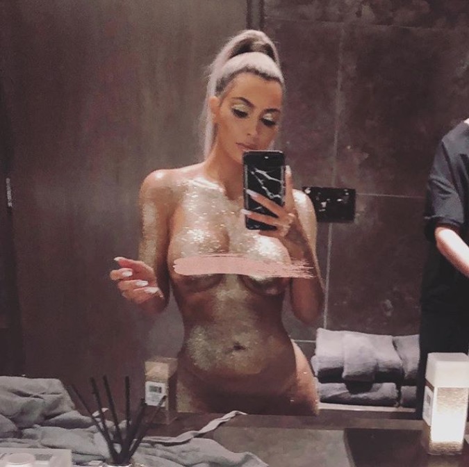 Kim Kardashian posta foto de nu frontal e ostenta curvas