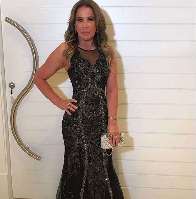 Zilu levanta suspeitas de separação ao aparecer sem aliança em festa