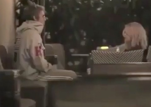 Selena Gomez e Justin Bieber são flagrados durante jantar romântico