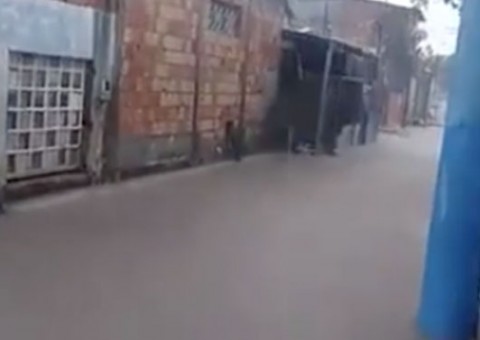 Muros desabam e ruas ficam alagadas após forte temporal em Manaus