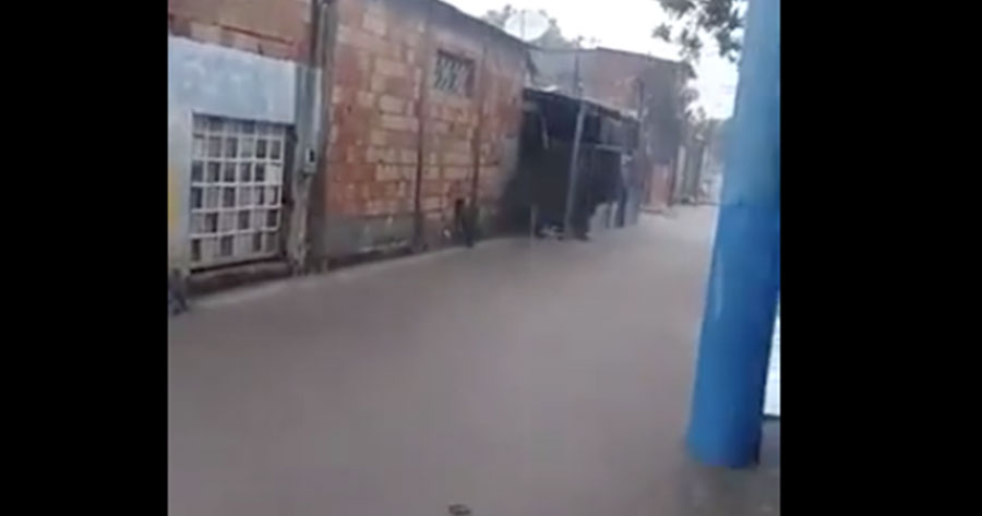 Muros desabam e ruas ficam alagadas após forte temporal em Manaus