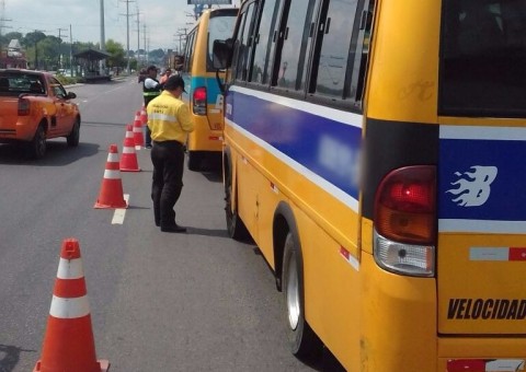 Em Manaus, micro-ônibus 'alternativos' mal conservados são apreendidos pela SMTU