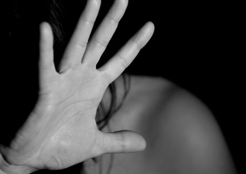 Mulher revela que além de ter o ânus queimado era submetida as outras 'bestialidades' pelo marido