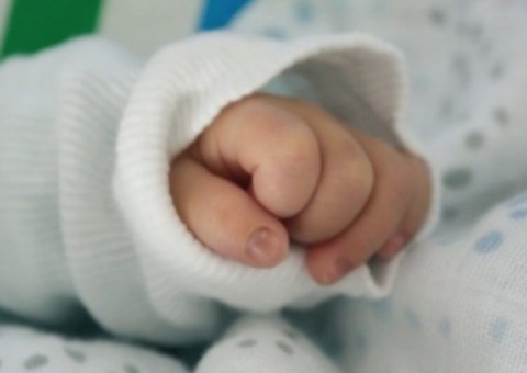 Bebê de dois meses é agredido e torturado por babá