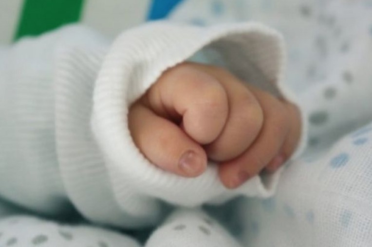 Bebê de dois meses é agredido e torturado por babá