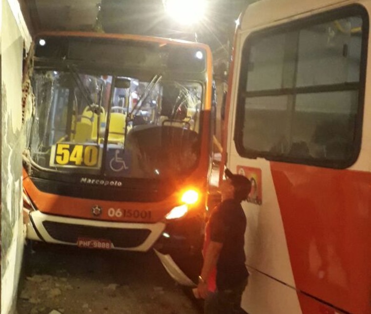 Acidente: ônibus da mesma empresa se chocam e assusta passageiros em Manaus