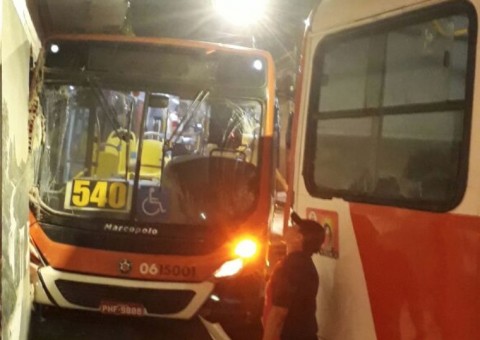 Acidente: ônibus da mesma empresa se chocam e assusta passageiros em Manaus