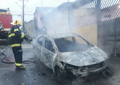 Carro pega fogo após tentativa de roubo frustrada em Manaus