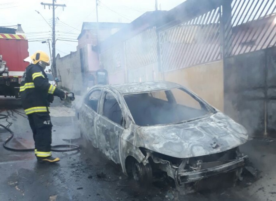 Carro pega fogo após tentativa de roubo frustrada em Manaus