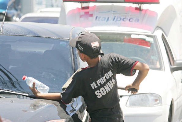 Governo tira limpadores de vidros dos sinais para qualificação profissional 
