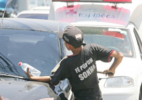 Governo tira limpadores de vidros dos sinais para qualificação profissional 