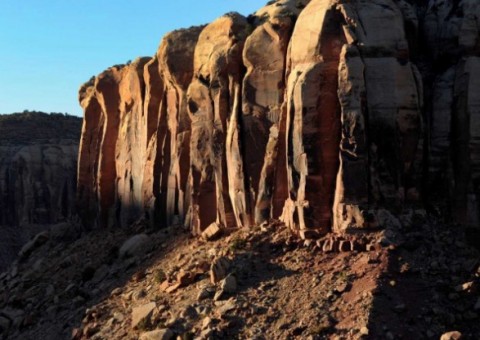 Mulher é jogada de penhasco pelo próprio namorado e sobrevive