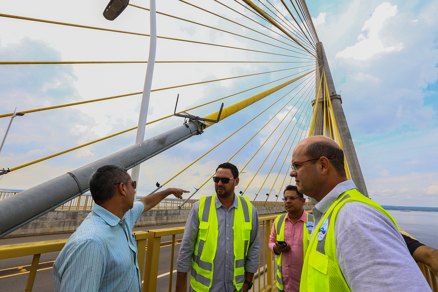 Ponte Rio Negro ganha iluminação cênica para natal nos próximos dias