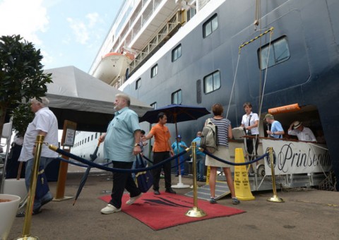 Cruzeiro de luxo com 1,3 mil turistas chega a Manaus neste sábado