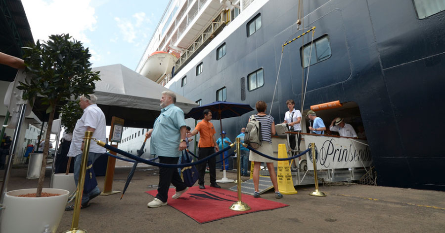 Cruzeiro de luxo com 1,3 mil turistas chega a Manaus neste sábado