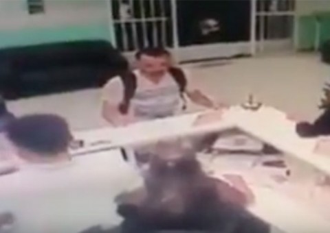 Câmeras flagram bandido se passando por cliente para roubar clínica em Manaus