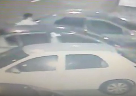 Vídeo mostra bandidos praticando nova modalidade de furto em Manaus