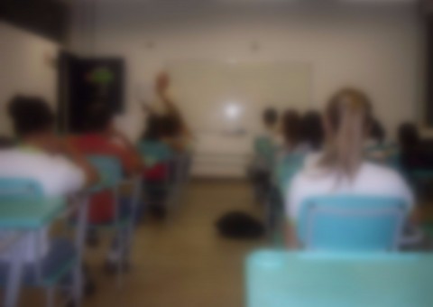 Estudante esfaqueia professor após ser flagrada colando em prova