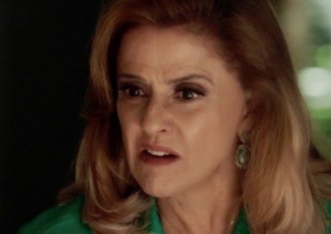 Sophia tenta dopar Clara mais uma vez e fica louca ao tomar droga potente