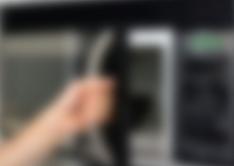 Casal tortura e 'cozinha' próprio filho de 4 meses no microondas