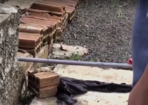 Flagra: Detentos improvisam vara para pescar drogas em delegacia