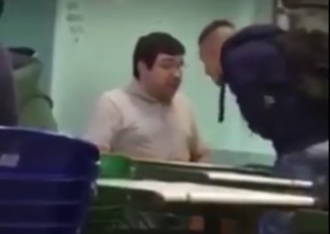 Aluno dá soco em rosto de professor e vídeo viraliza na web