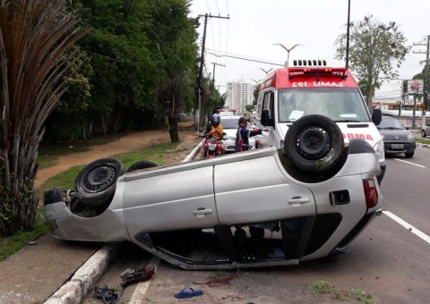 Carro capota em grave acidente e deixa casal ferido na Ponta Negra