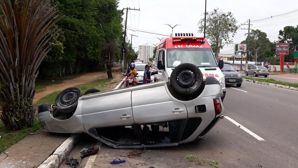 Carro capota em grave acidente e deixa casal ferido na Ponta Negra