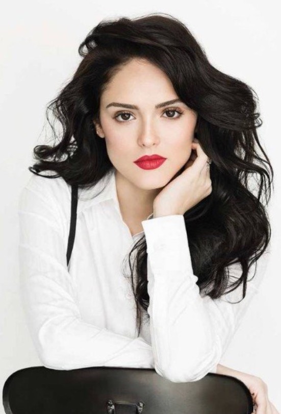  Isabelle Drummond está namorando ator em segredo