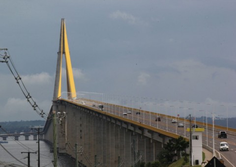 Jovem tenta se jogar da ponte Rio Negro e é salvo por PM