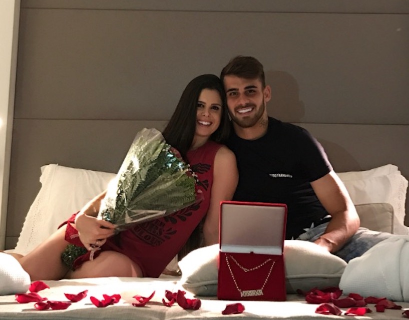  Novo ídolo do Flamengo, Felipe Vizeu planeja casamento e se derrete por noiva
