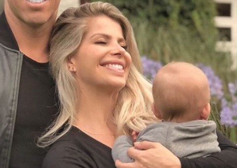 Em viagem romântica, Karina Bacchi posa apaixonada com Amaury Nunes e filho