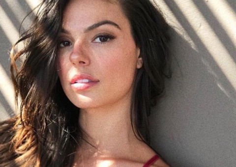 Isis Valverde aparece com corpo escultural em foto de biquíni